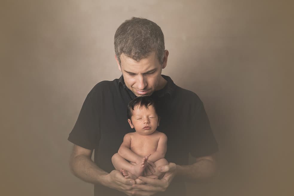 sergio-del-campo-fotografo-sujetando-bebe